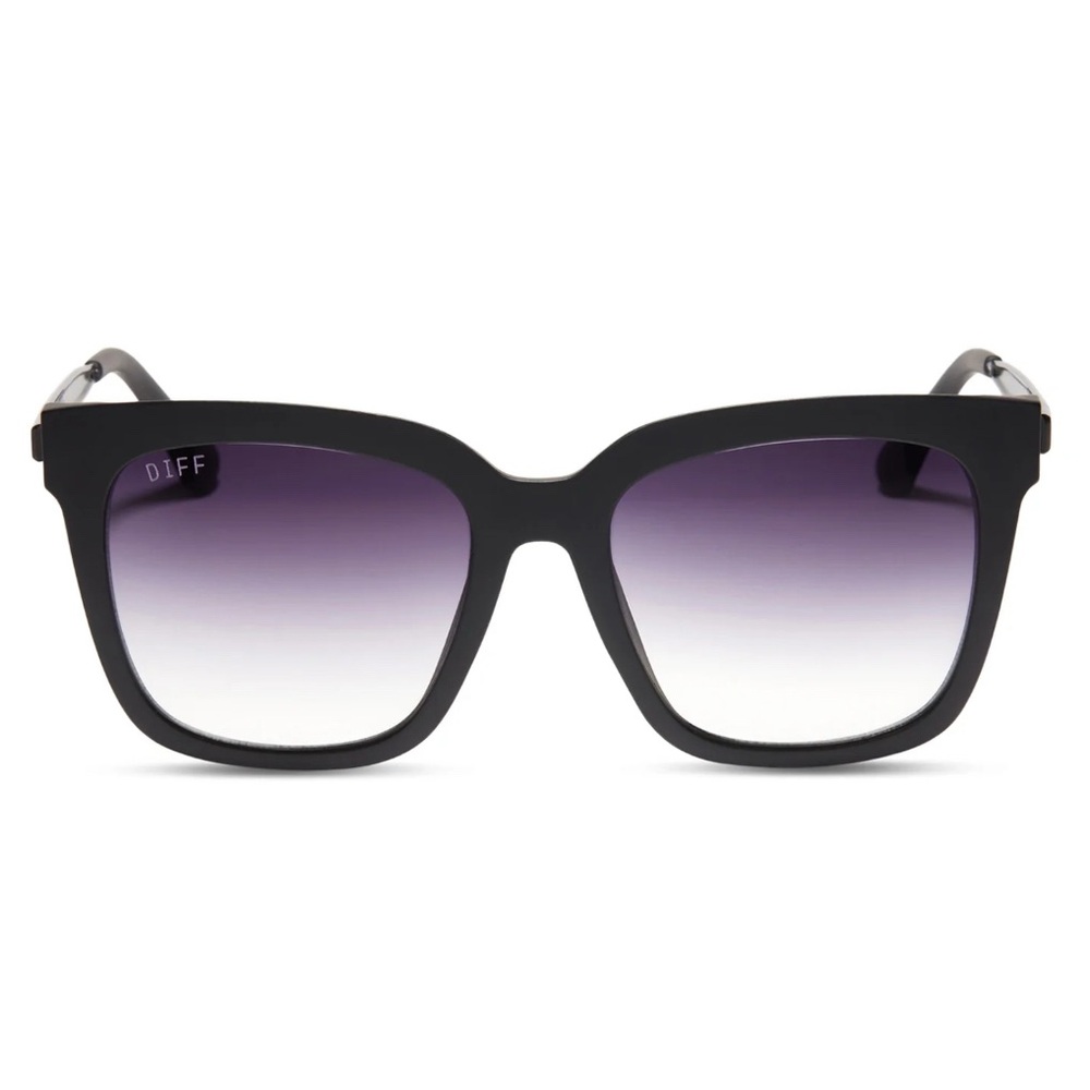 DIFF Eyewear - HAILEY - MATTE BLACK +
SHARP GREY GRADIENT
SUNGLASSES